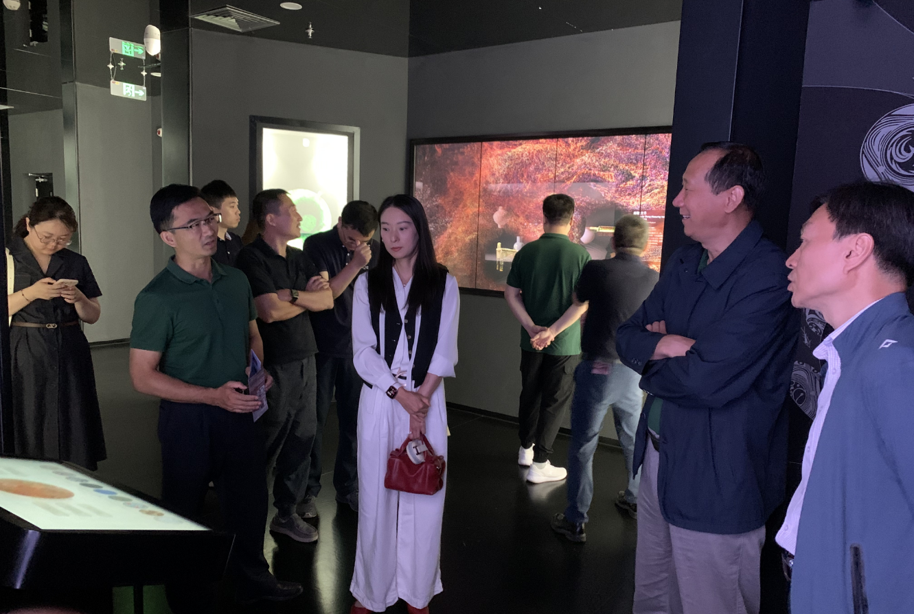 图片 3   馆领导在多媒体交互区交流探讨(1).png