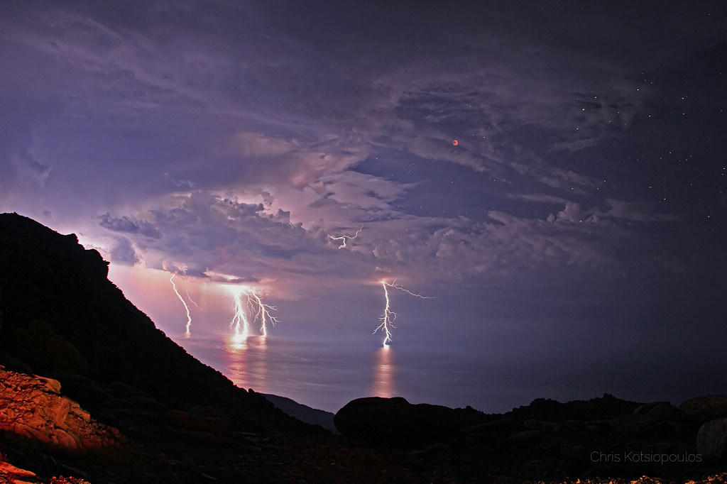 待译-APOD20210524-LightningLunarEclipse_Kotsiopoulos_1024.jpg