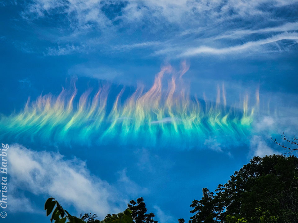 待译-APOD20210830-FireRainbow_Harbig_960.jpg