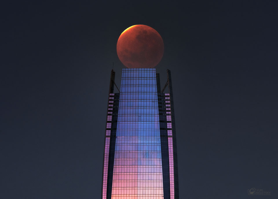 待译-APOD20211122-LunarEclipseBuilding_Beletsky_960.jpg