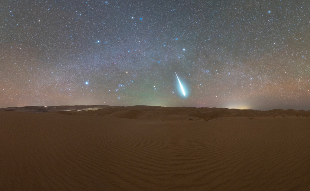 待译-APOD20211217-GeminidFireball_AlvinWu1024c.jpg