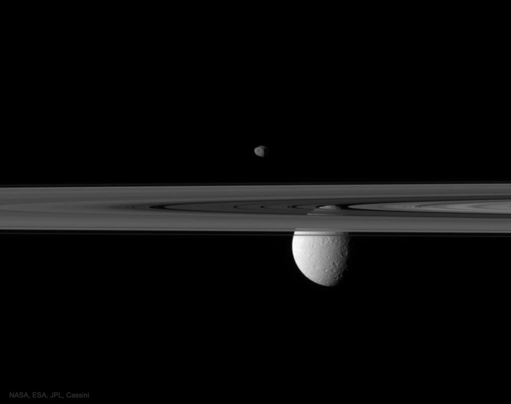 待译-APOD20220103-RheaJanus_Cassini_1020.jpg