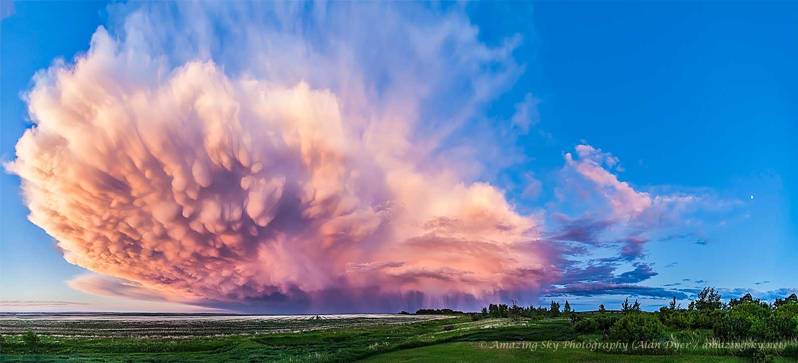 待译-APOD20220116-thundercloud_dyer_1592.jpg