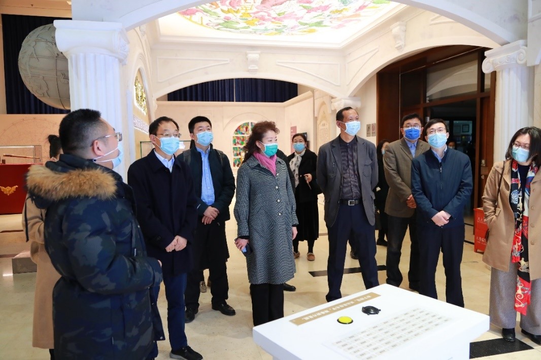 参观“镜图史话”展览.jpg