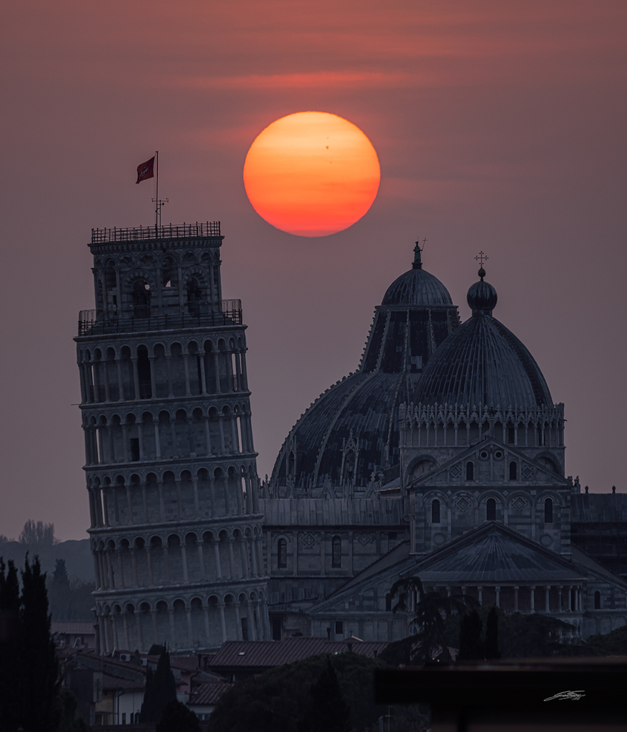 待译-APOD20220401-sunspotsleaningtowerofpisa1024.jpg