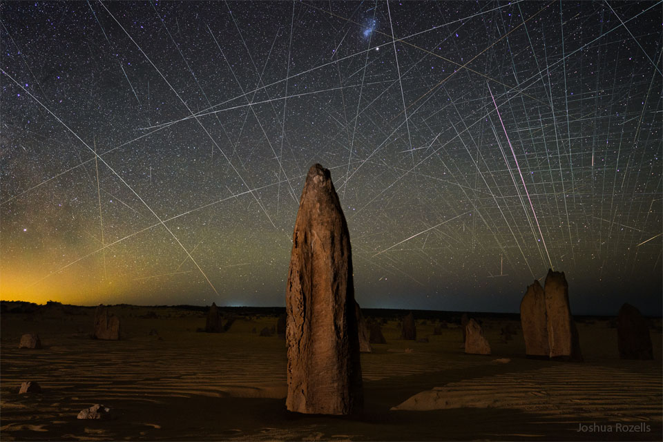 待译-APOD20220613-StarTrailsPinnacles_Rozells_960.jpg