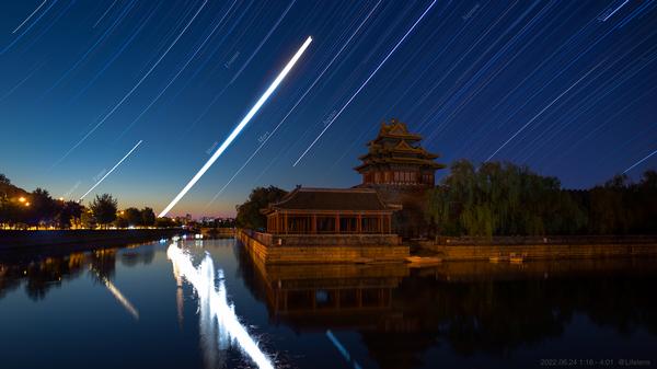 待译-APOD20220701-Star-trail-of-planets.jpg