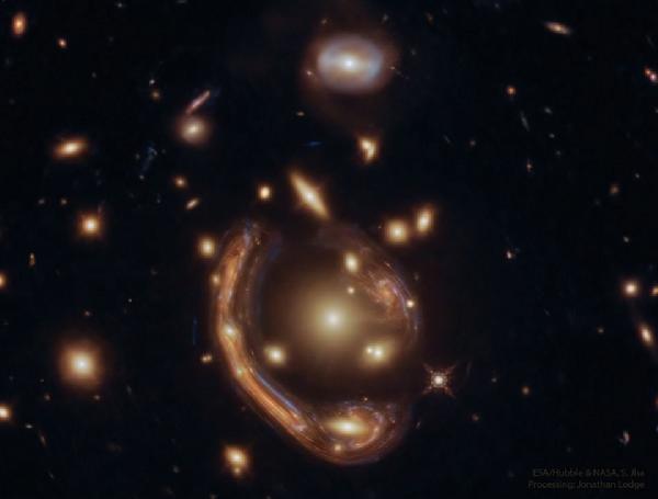 待译-APOD20220705-MoltenEinsteinRing_HubbleLodge_960.jpg