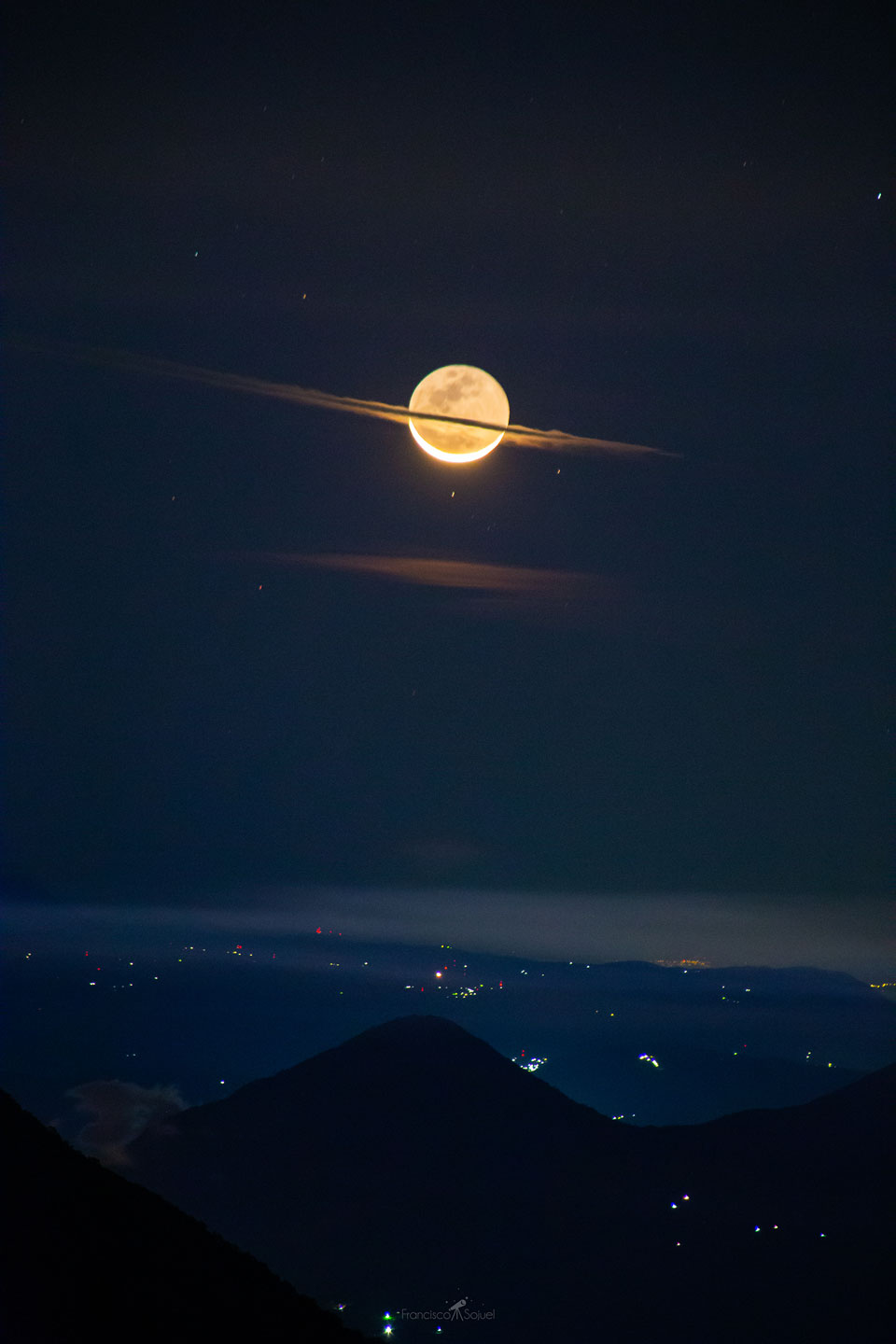 待译-APOD20220802-SaturnMoon_Sojuel_960.jpg