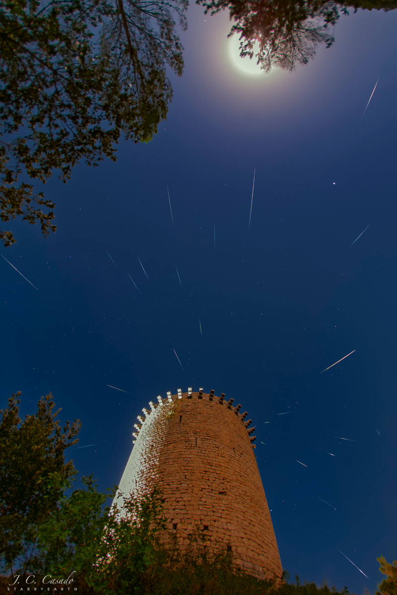 待译-APOD20220818-perseids2022jcc2k800.jpg