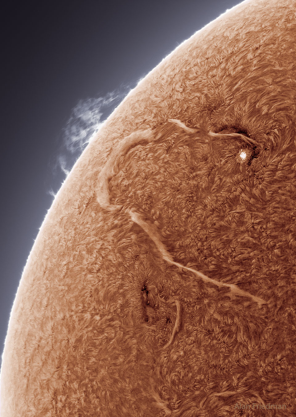 待译-APOD20220913-SnakingFilament_Friedman_960.jpg