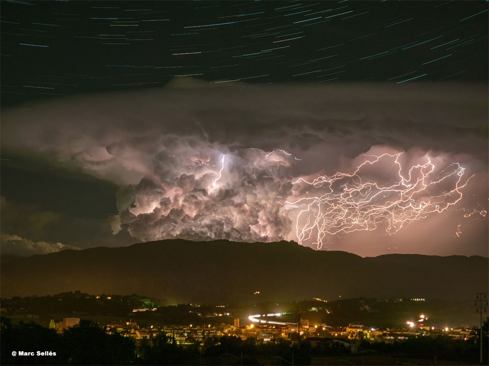 待译-APOD20220919-LightningStarTrails_Llimos_960.jpg