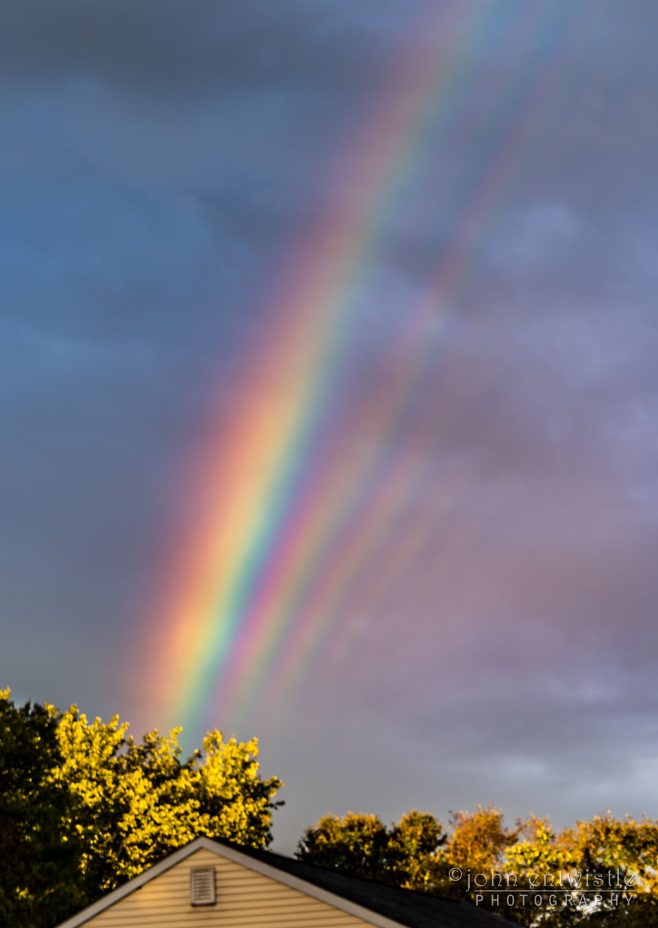 待译-APOD20221127-SupernumeraryRainbows_Entwistle_960.jpg