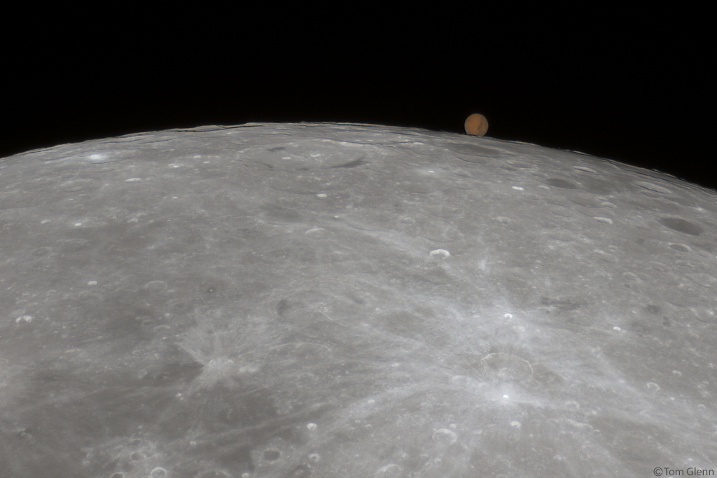 待译-APOD20221209-Mars_Moon_fullsize_TGlenn1024.jpg