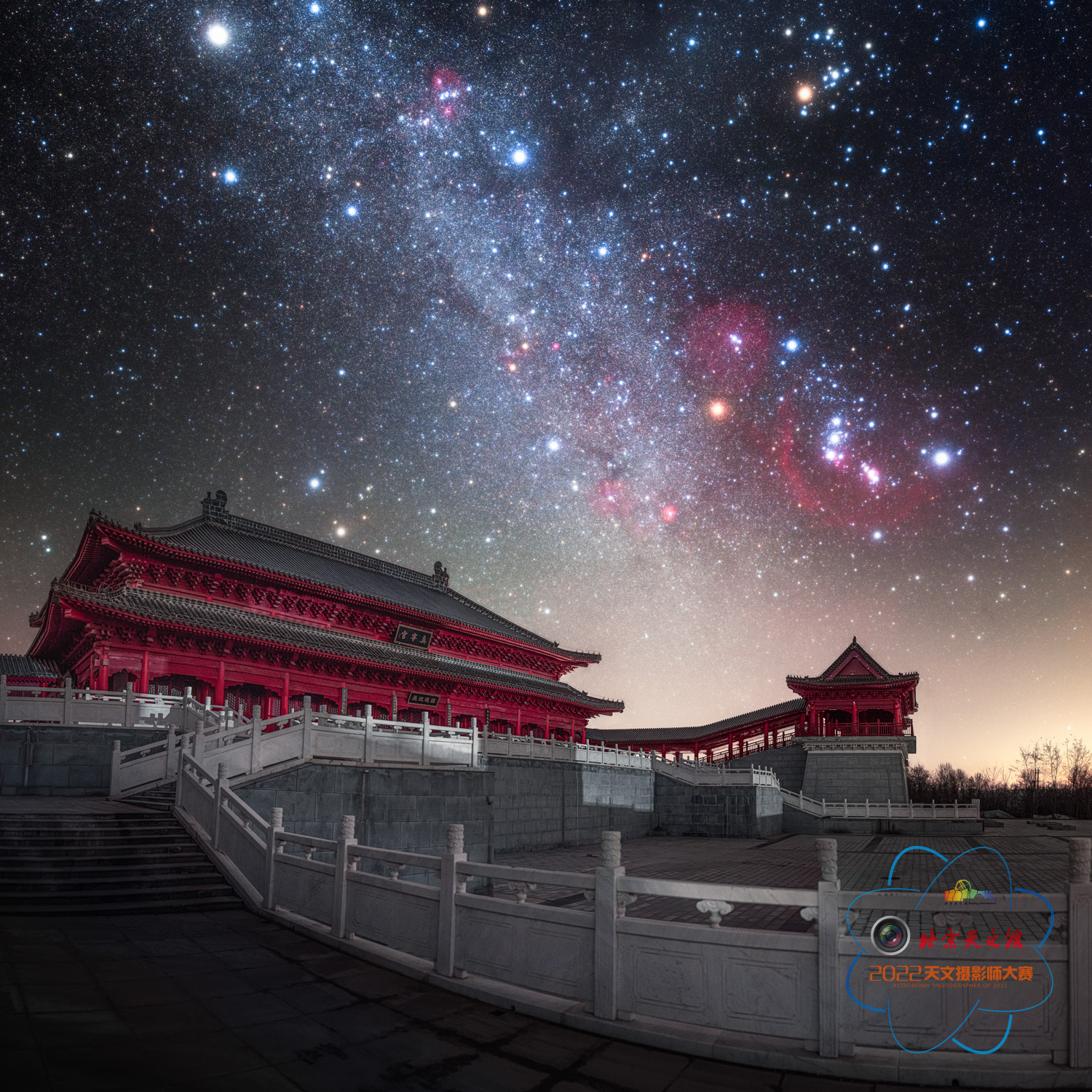 3等奖-王添玮-城市星空-冬季银河、猎户座-宫殿与星空.jpg