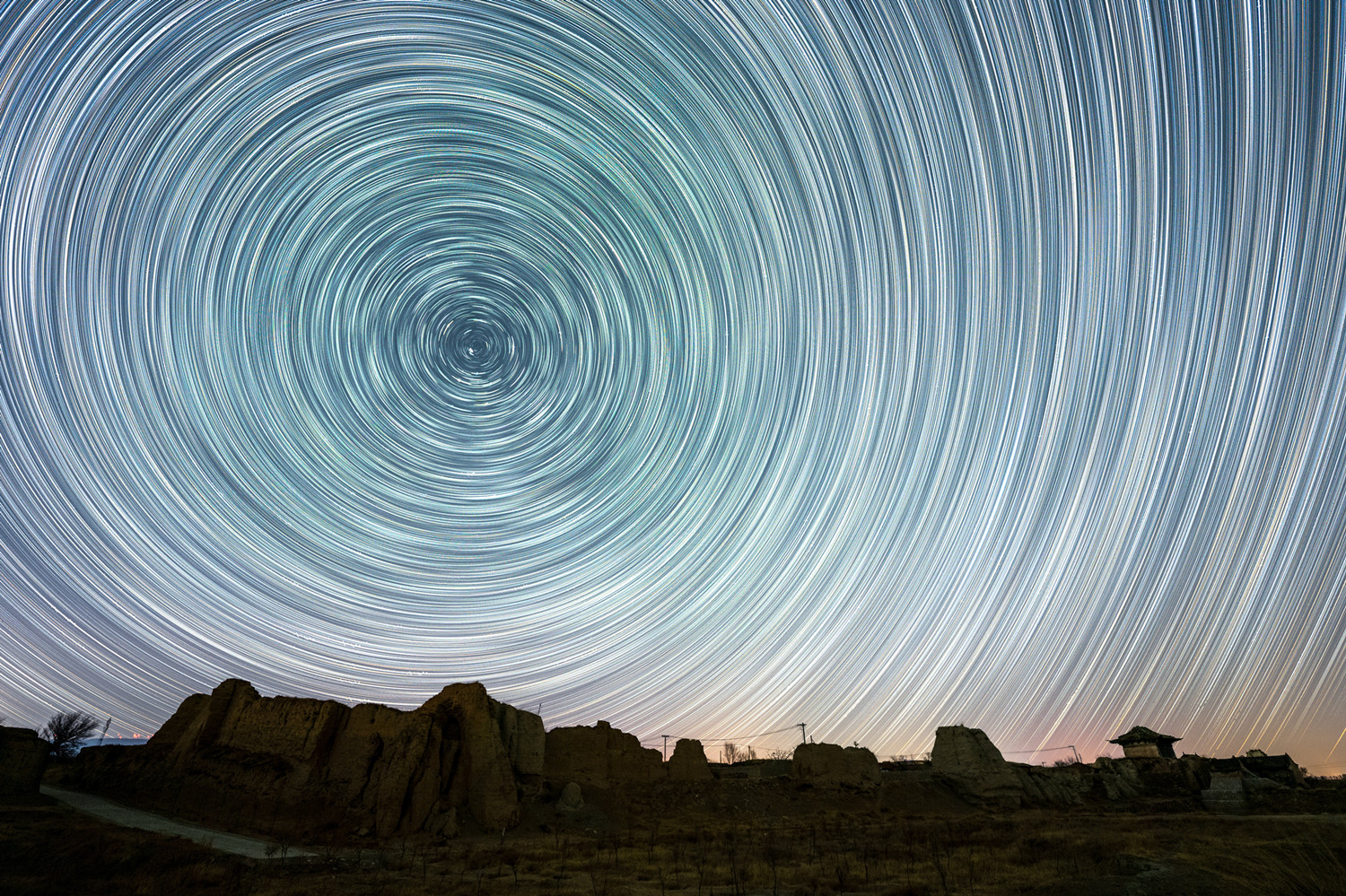 张明群-古堡星空（长边1500像素）.jpg