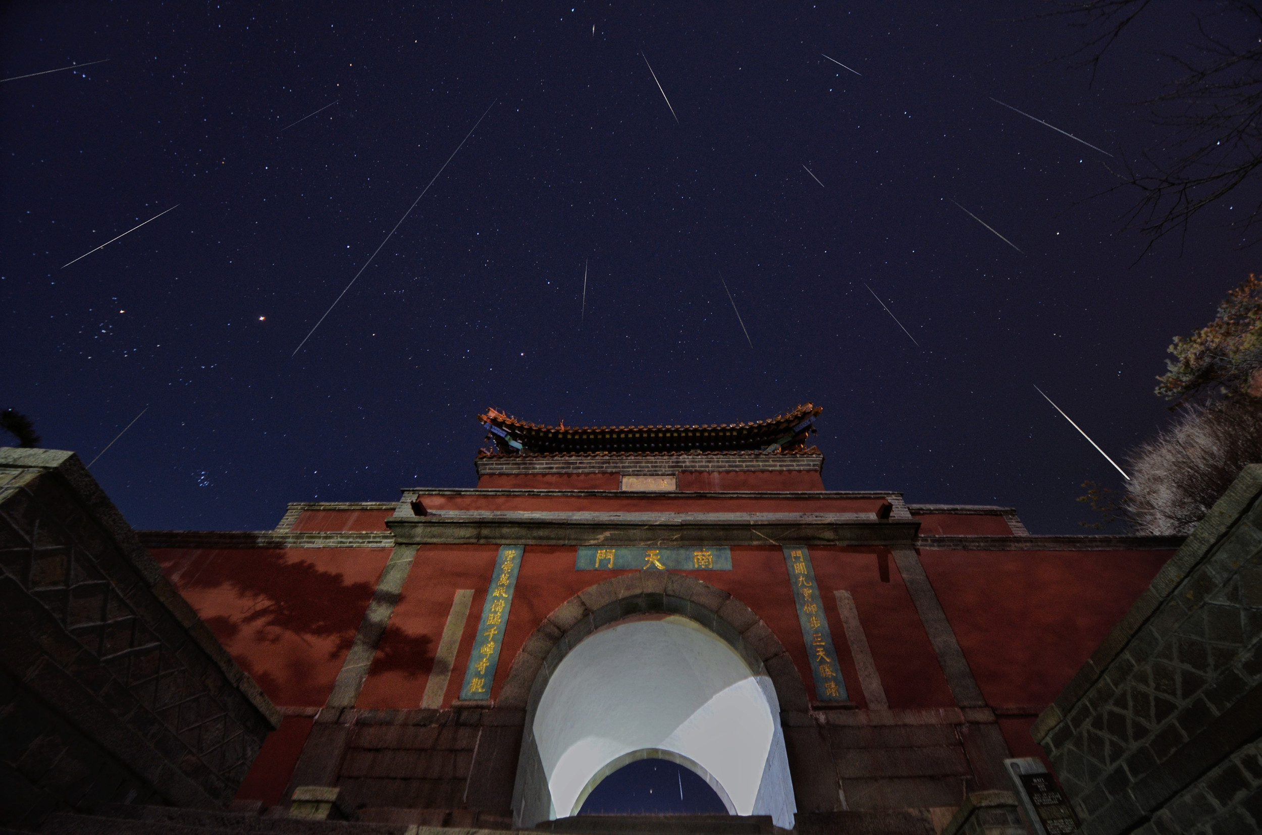 王超-南天门上星如雨（长边2500像素）.jpg