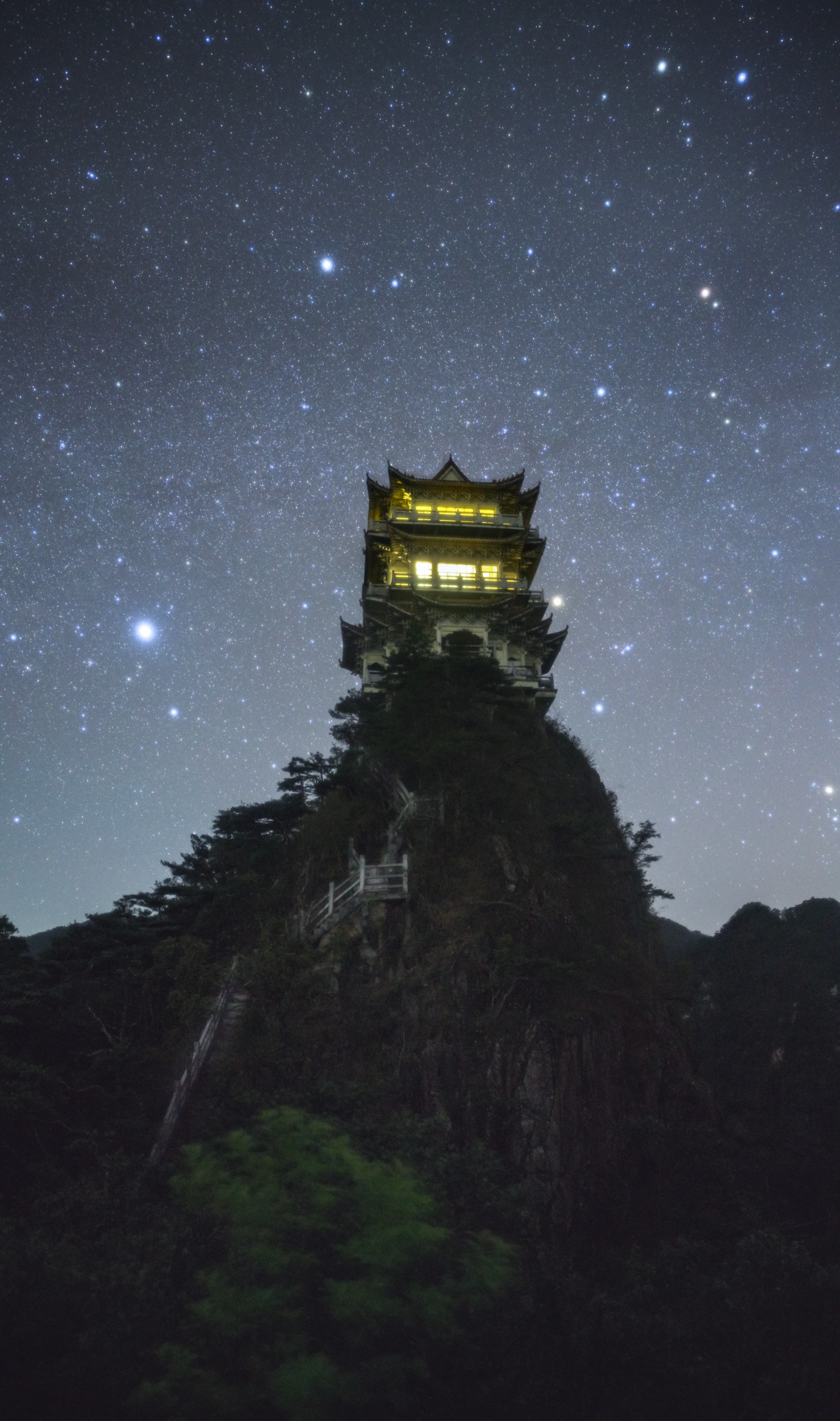 余天滢-夜仰乳峰楼（长边2500像素）.jpg