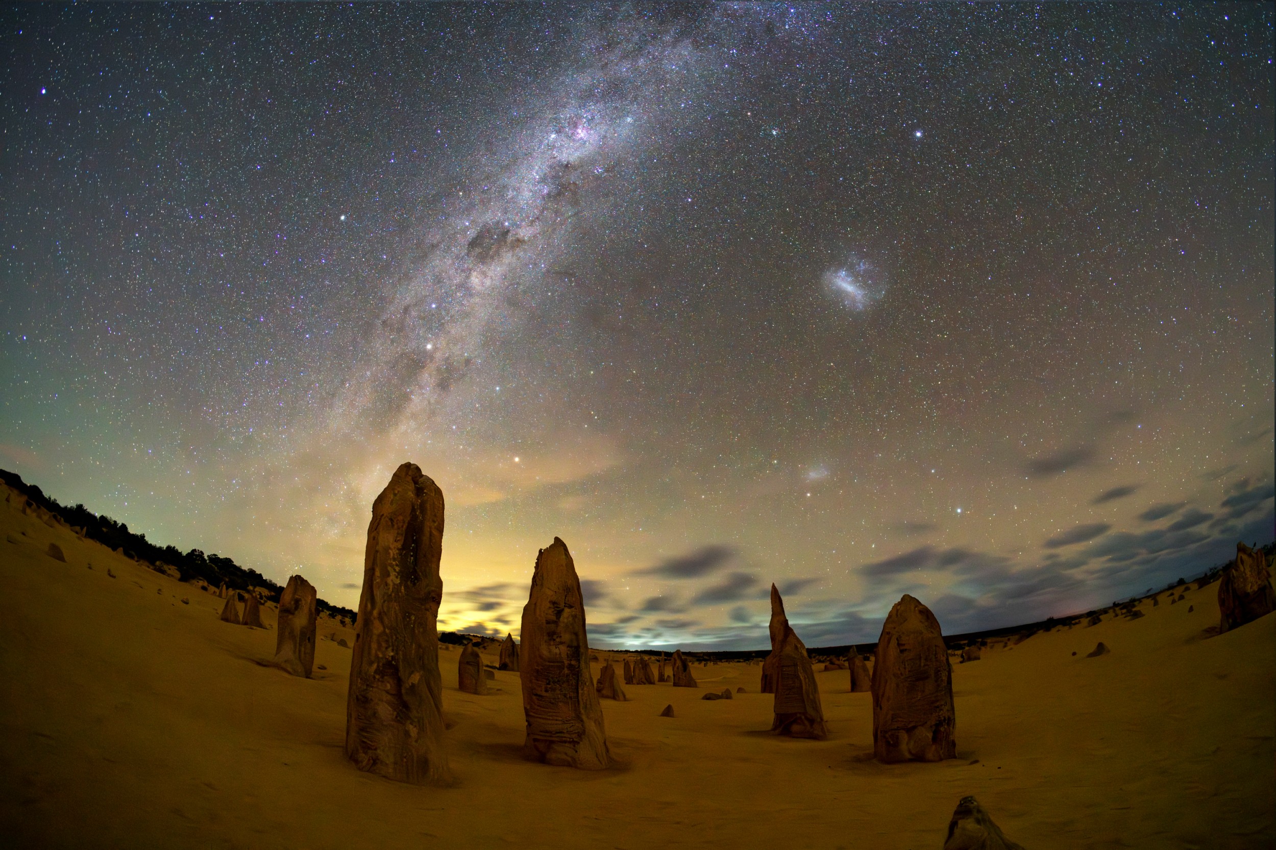 许晓平-尖峰石阵星空（长边2500像素）.jpg