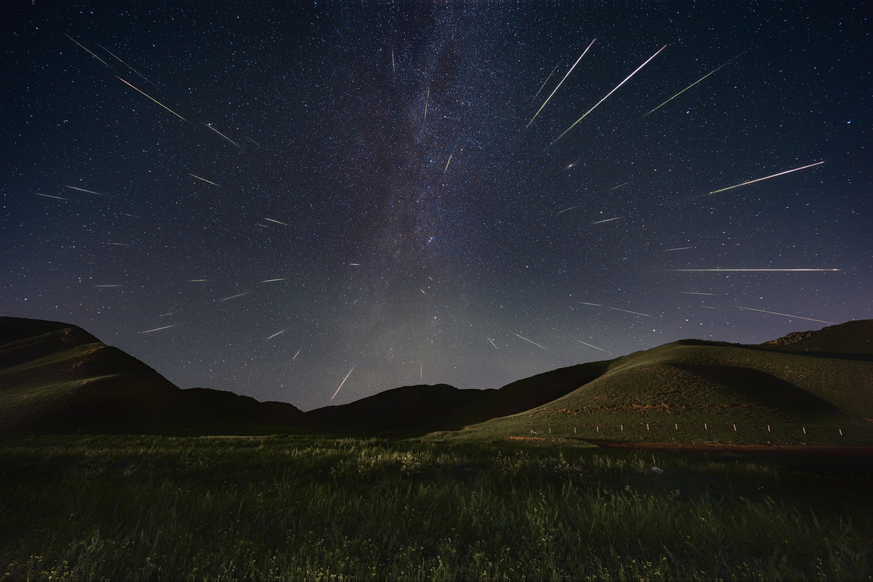 李永翔-固阳春坤山英仙座流星雨（长边3000像素）.jpg