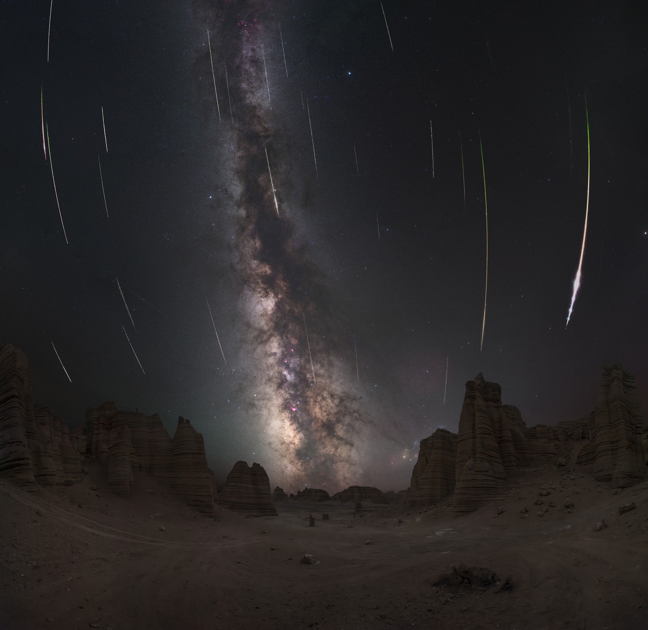 李伟明-“火星”上的流星雨（长边2500像素）.jpg