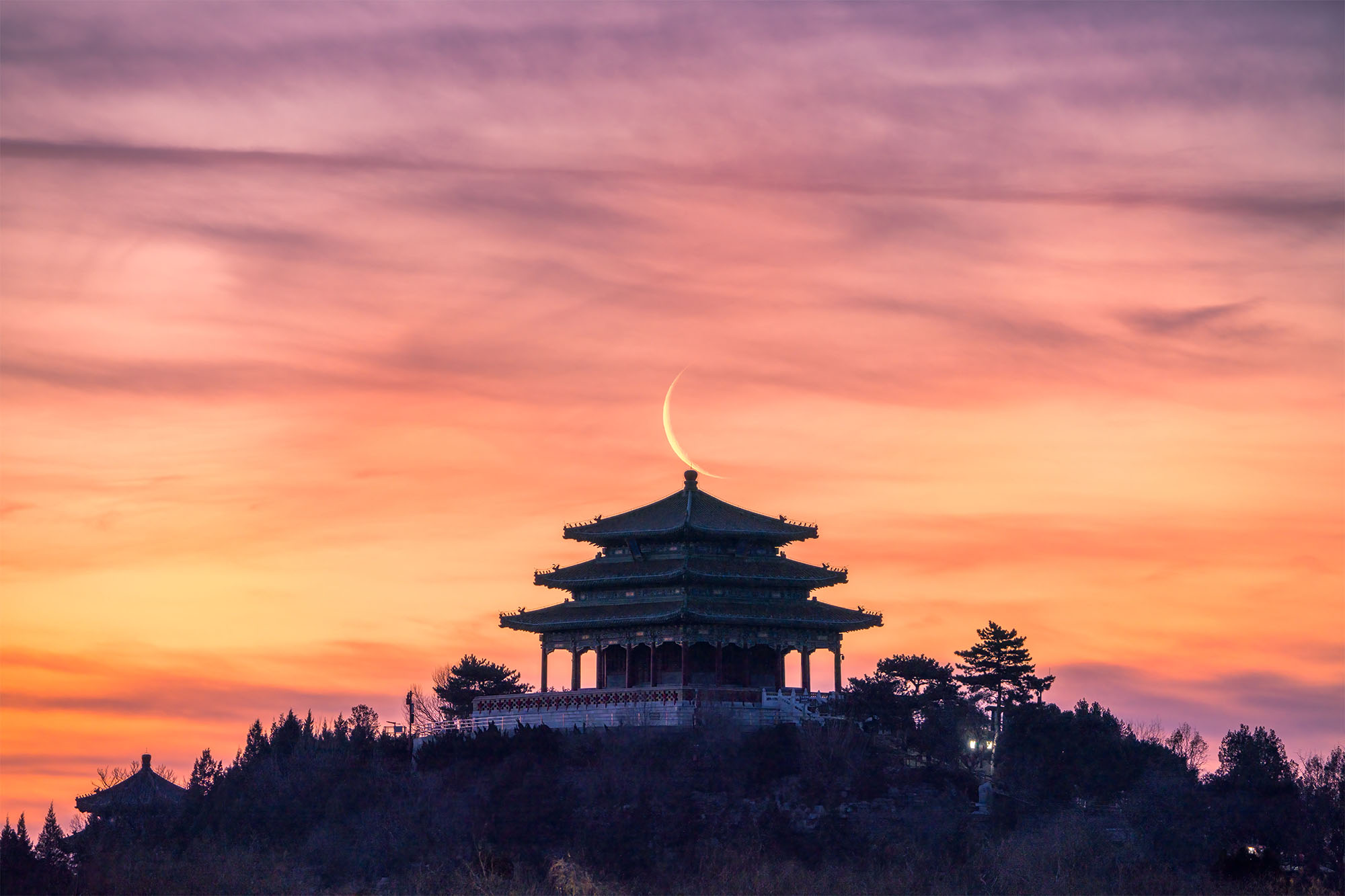 白杰-景山万春亭悬弯月伴朝霞.jpg