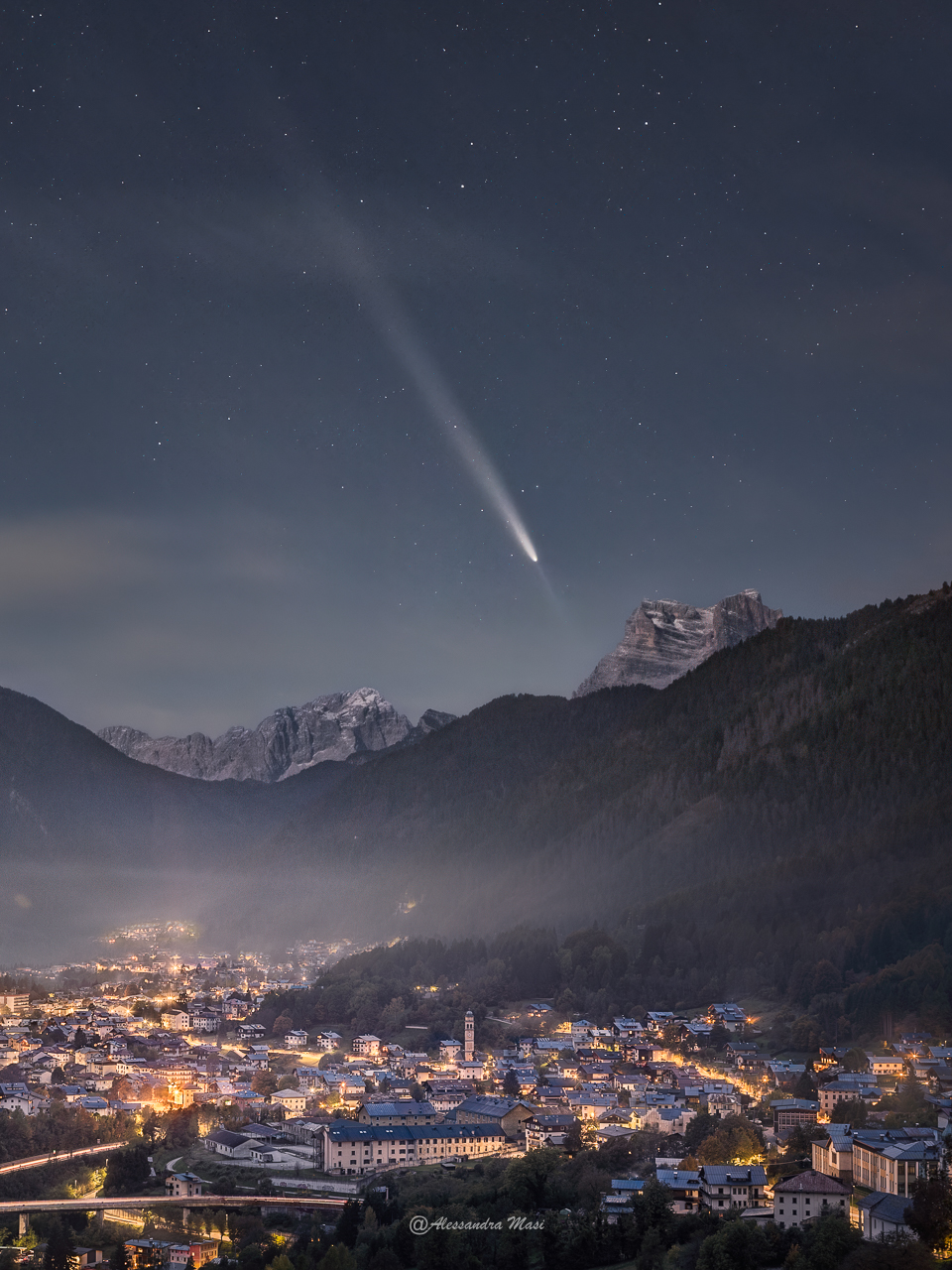 待译-APOD20241106-CometA3Dolomites_Masi_960.jpg