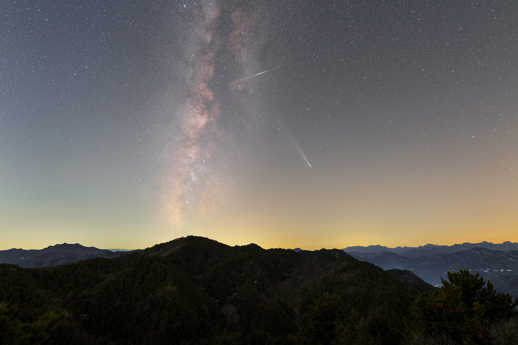 杨子康紫金山彗星与流星、银河同框.jpg