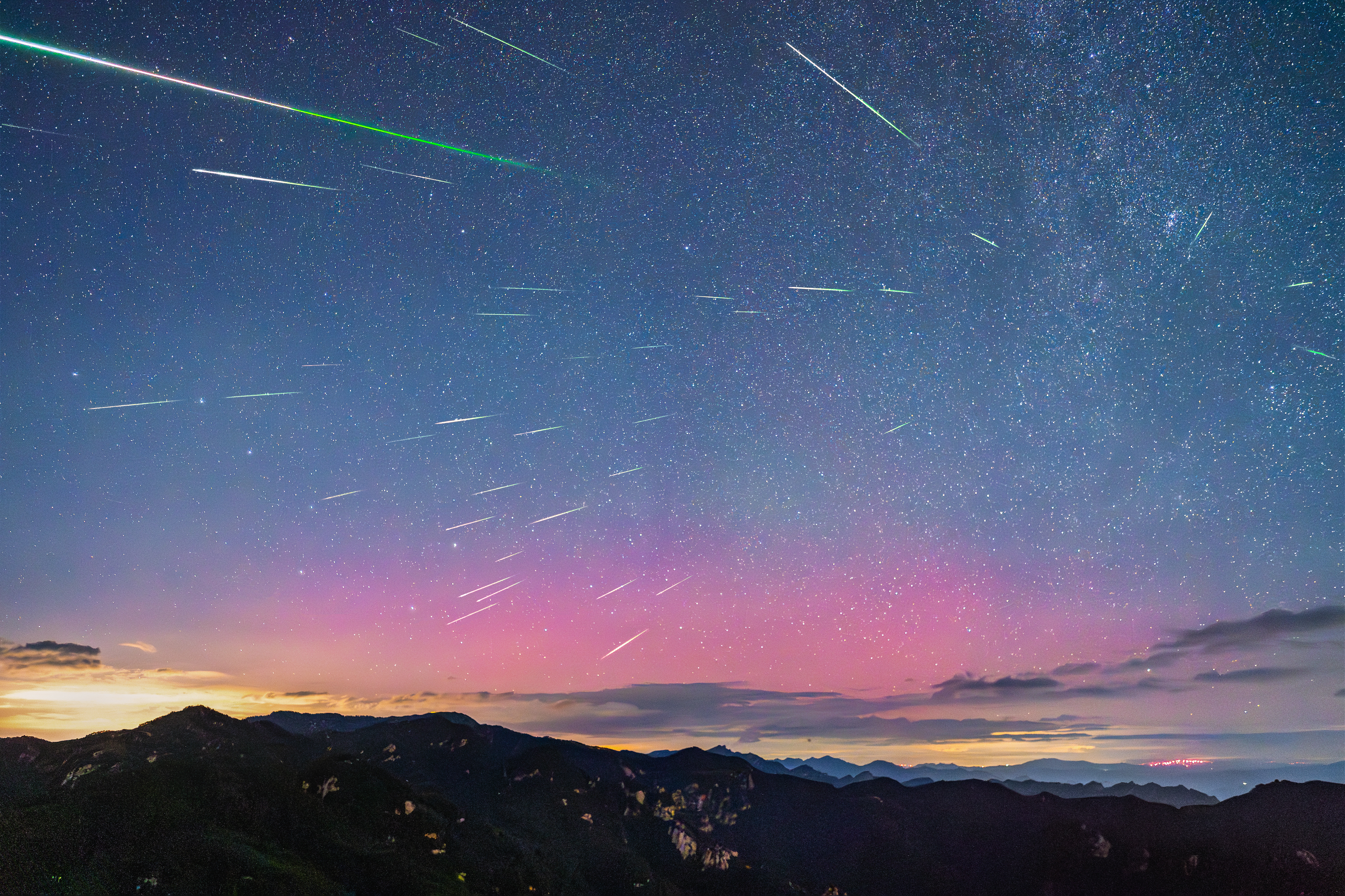 王思源-五岳寨极光和英仙座流星雨.jpg