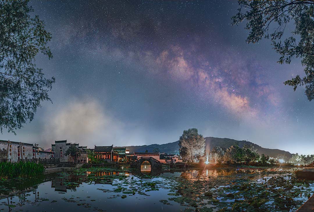 1750899846346073907.jpg 白墙黛瓦间的星河梦.jpg
