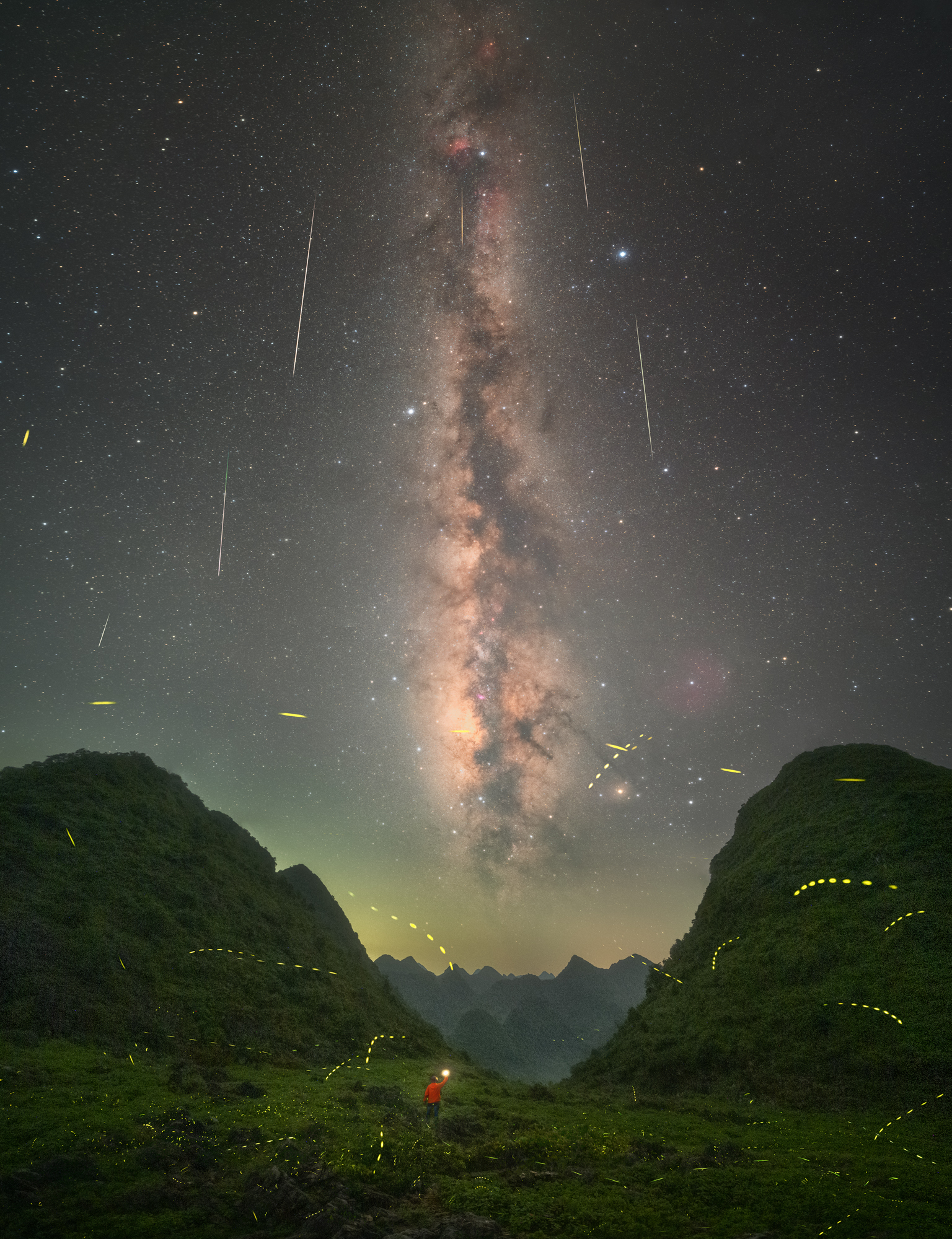 1752221039082025098.jpg 《微萤不自知时晚,犹抱余光漫天飞》-辉辉辉机.jpg