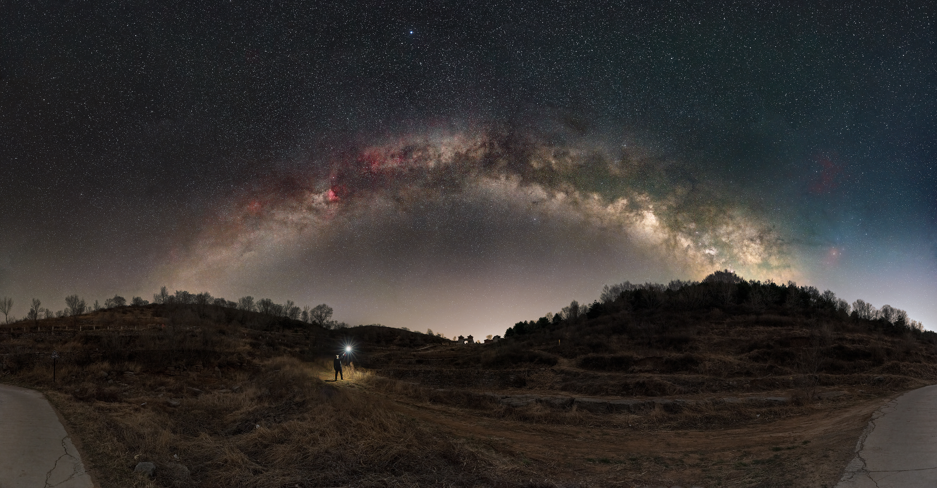 赵峥嵘-篮子里面观星河.jpg