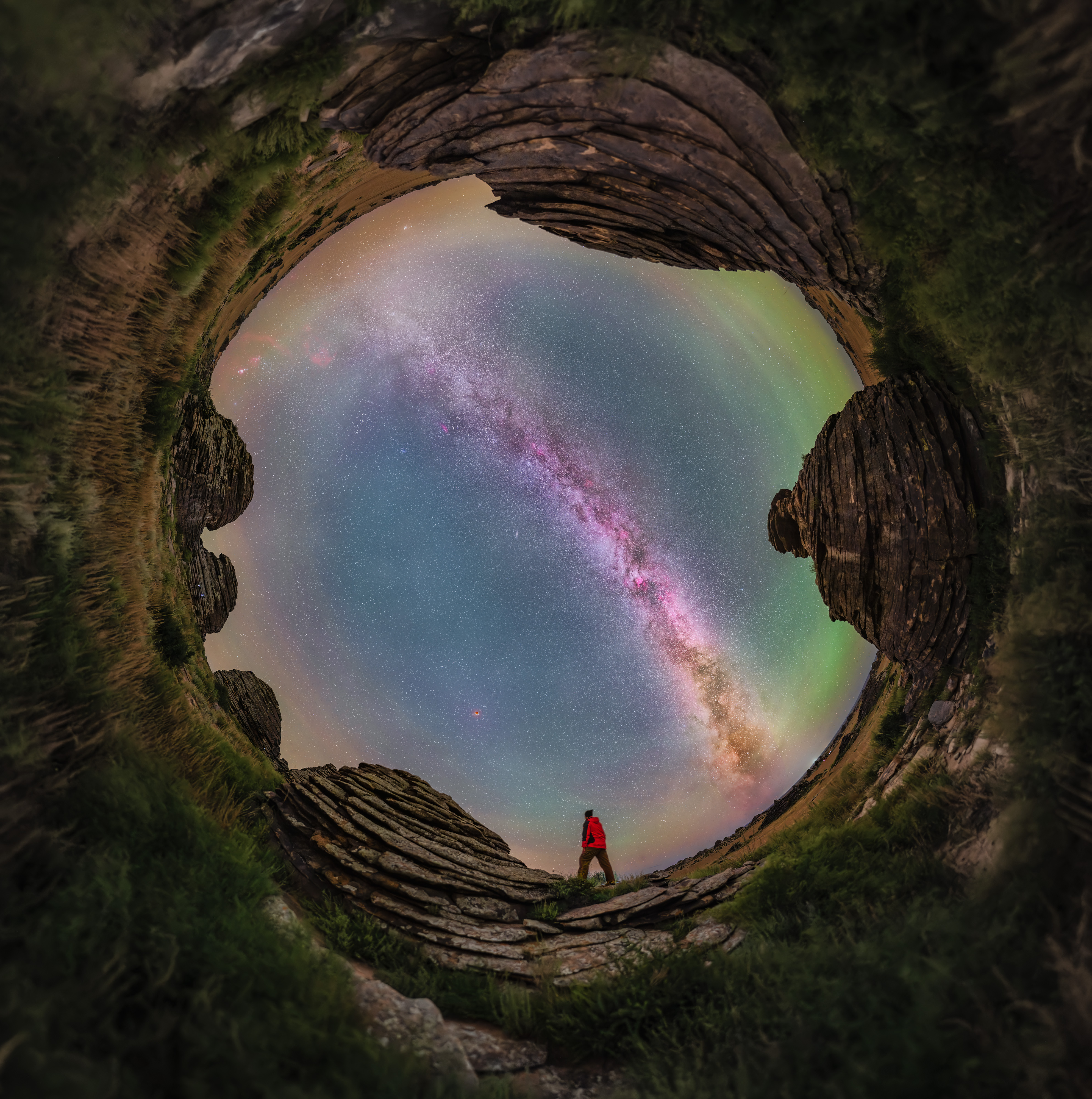 王艺胤-草原石间的宇宙奇观.jpg